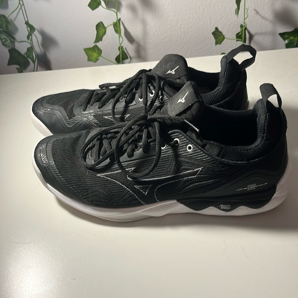 Mizuno Women’s Wave Luminous 2 Volleyball Shoe Size 11